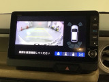 リバースギアに入れるだけで後方の表示へ切り替わります。夜間や雨の日の駐車も楽になりますよ。