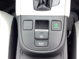 停車中にブレーキペダルから足を離していても、自動的にブレーキを保持してくれる機能です♪保持中にアクセルを操作すると自動でブレーキを解除してくれます♪信号待ちや駐車券を取る時などに便利な機能です♪