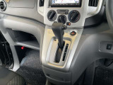 オートマチックドライブです。駐車ブレーキは手動式です