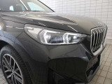 BMWの伝統的なヘッドライト・デザインは『コロナ・リング』と言われる左右4灯ヘッドライトをモチーフにしています。キドニーグリルと相まって、ひと目でBMWだとわかるデザインになっています。