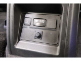 車載バッテリーからのDC電源を、AC100Vに変換して家電製品を車内で使えるようにしたコンセント付き電圧変換器付きです!!
