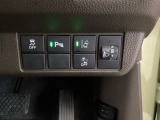 ハンドルの右側にはヘットライトリベライザーとHondaセンシング用のメインスイッチがついています。ヘッドライトリベライザーは道路状況や積荷の加重に応じてライトの高さを調節できます。