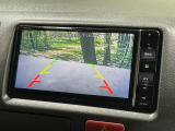 【バックカメラ】駐車時に後方がリアルタイム映像で確認できます。大型商業施設や立体駐車場での駐車時や、夜間のバック時に大活躍!運転スキルに関わらず、今や必須となった装備のひとつです!