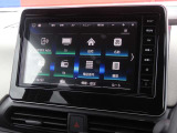 ナビゲーション+AV 2画面表示(デュアルウィンドウ)、地デジTV、FM/AM、Bluetooth Audio、microSDカード(音楽/動画ファイル再生)、ハンズフリーフォン、スマホでの地図更新が可能な高性能大型ナビです。