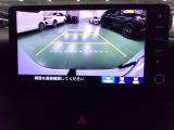 バックカメラの画像です。ガイドラインがスムースな車庫入れをサポートいたします。車庫入れの安心感がアップしますね。