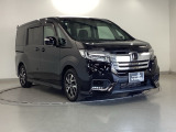 狭い駐車場でも、スライドドアならチャイルドシートへのお子さまの乗降や荷物の積載もスムーズ。とても便利な【両側電動スライドドア】ドアハンドを少し引くだけでリアドアが自動開閉します。