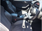 Audi正規ディーラーが高品質をお約束。高度な訓練・教育を受けたAudi専任メカニックが、100項目にもおよぶ精密な点検を実施。すべてクリアしたAudi車だけ、あなたのお手元に届けられるのです
