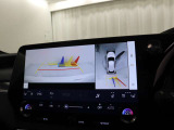 車両の前後左右に搭載したカメラから取り込んだ映像を合成し、車両を上から見た様な映像をナビゲーション画面に表示する事が出来る、パノラミックビューモニター装備
