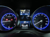見やすい2眼式メーター。センター部分のカラー液晶ディスプレイはスイッチで表示の切り替えが可能です。