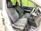 運転席まわりには十分なスペースがあり、大柄な方でもゆったり運転していただける環境です。