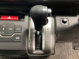 CVT車のセレクトレバーです。低速から高速まで、変速ショックのないスムーズな走りを実現するとともに、エンジン効率のよい領域を維持することで燃費にも貢献します。