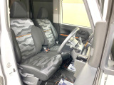 運転席まわりには十分なスペースがあり、大柄な方でもゆったり運転していただける環境です。