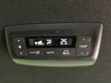 【リアオートエアコン】広い後部座席には必須の機能!風量や温度を自動で調整し前席と同様な車内環境にしてくれるリアオートエアコンを装備。夏の暑さも冬の寒さもストレスなく快適にお過ごしいただけます♪