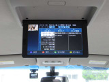 フリップダウン後席モニタ-装備!TVやDVD視聴が出来ます。快適なドライブやご旅行などに最適ですね♪
