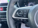ステアリングスイッチ付き。前方から目を離すことなく操作することが可能です。