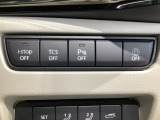 運転席脇のクラスタースイッチ部分にはパーキングセンサー、アイドリングストップOFF、その他走行系スイッチを集中配置しております。