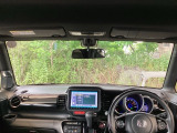 フロントガラスが大きく、ワイドな視界で運転もしやすくなるように設定されています。視認性のよいインパネ周りです。操作スイッチやカップホルダーも使いやすい位置に配置されています。