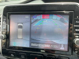 車を真上から見ているように、周囲の状況を把握しながら安心して駐車が行えるアラウンドビューモニター装備!