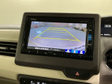 リバースギアに入れるだけで後方の表示へ切り替わります。夜間や雨の日の駐車も楽になりますよ。