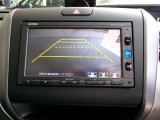 バックカメラの画像です。ガイドラインがスムースな車庫入れをサポートいたします。車庫入れの安心感がアップしますね。
