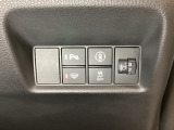 ハンドルの右側にはヘットライトリベライザーとHondaセンシング用のメインスイッチがついています。ヘッドライトリベライザーは道路状況や積荷の加重に応じてライトの高さを調節できます。