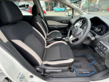 【運転席&助手席】シートは硬くなく座りやすい仕様です!シート色が黒色なので汚れも目立ちにくいですよ(^▽^)/ホワイトの差し色もキレイです♪