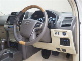 運転気になります。木目調のステアリングがカッコイイです!