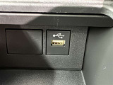 充電用USB端子付き。スマートフォンなどの充電に便利です。