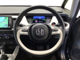 運転にかかわる様々な操作を安全に行えるように視点移動が少なく操作性に配慮されたスイッチ類が凝縮されたコクピットです。