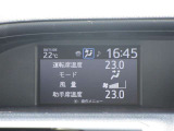 中央のディスプレイにはエアコンの温度や風量、車の情報などを表示することができます!