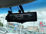 【スマートルームミラー】バックドアについてますカメラと連動して、後方の映像がルームミラーに映ります。