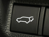 【パワーバックドア】スマートキーや運転席のボタンを押すだけでリアゲートが自動で開閉します!荷物を持っている時や、高い位置にあるバックドアを閉める際に便利な機能です♪