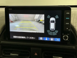 リバースギアに入れるだけで後方の表示へ切り替わります。夜間や雨の日の駐車も楽になりますよ。
