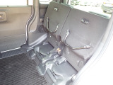 ◆チップアップ&ダイブダウン機構付【ULTR SEAT】は後席座面を左右分割で跳ね上げることができます。トランクで積載できない背の高い荷物をラクラク収納できます。ホンダ車ならではの人気装備です。