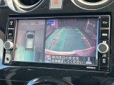 アラウンドモニター、上空から見下ろしているかのような映像をディスプレイに映し出し、スムースな駐車をサポートします。さらに、人や自転車など周囲に動くものがいる場合には、表示とブザーで注意を促します。