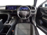 革巻きステアリングで快適な操作性の運転席です。