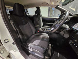 運転席は視認性や操作性を重視したつくりで、どなたでも扱いやすく快適にお乗りいただけます。清掃を行い、安心してご覧いただける状態で展示しております。