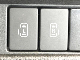 【両側パワースライドドア】スマートキーや運転席のスイッチで後席両側スライドドアの開閉が可能♪電動だから力を入れてドアを開ける必要が無く、小さなお子様でも簡単に開け閉めでき快適です♪