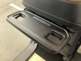 前席背面には格納式のテーブルも装備。食事やスマホ・タブレットでの動画視聴など様々な用途で活躍します。サイドにはちょっとした荷物がかけれて便利なコンビニフック付きです。