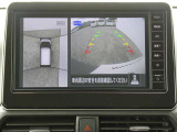 全周囲カメラで、クルマを上空から見下ろしているかのような映像を映し出します。周囲の状況がひと目でわかります!