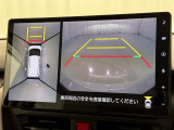 パノラミックビューモニターを装備。駐車場や交差点でクルマを真上から見るように周囲を確認できます。機能の詳細は販売店スタッフまでおたずねください。