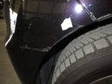 この車両は助手席側フロントバンパー にA4サイズ程度の擦り傷が有ります。こちらは現状での販売となります。ご希望であれば当社にて板金修理を行うことも可能です。詳しくは担当営業までご相談下さいませ。