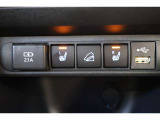 データ通信/給電用と、給電用のUSBポートが装備されています。車内にあると便利なアイテムのひとつですね。