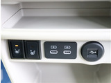 お車選びをお楽しみ頂けるよう、在庫車の展示スペースを十分に確保しております。