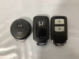 スマートキーを装備しています。鍵を差し込むことなくドアロックの開け閉めと、スタートボタン操作でのエンジンスタートができます。加えて、純正リモコンエンジンスターター用の操作キーもついています。