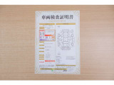 【車両検査証明書】店頭にて、クルマの状態が一目で分かる査証明書を公開中。トヨタ認定検査員が厳しく検査し、状態を点数と図解で表示しています。修復歴はもちろん、傷やヘコミの箇所や程度がご確認いただけます。