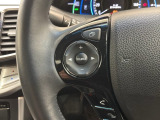 ステアリングにオーディオ操作スイッチが付いています。オーディオ画面に直接タッチしなくても操作が出来ますので、運転に集中できます。