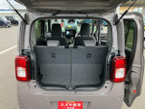 バックドアは上開き跳ね上げ式で、開口も広め!レジャーやショッピングの荷物も積みやすそうですね!