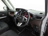シンプルで使いやすいデザインの運転席です。