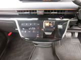 シフトレバーがステアリングに近く運転しやすく、足元もスッキリします